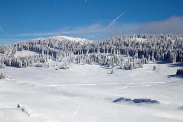 Paysage montagnes du Jura sous la neige
