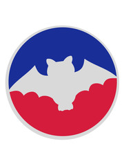 rot blau logo rund süße kleine fledermaus hängt von oben runter baum vampir decke überkopf niedlich clipart comic cartoon design cool flughund baby kind