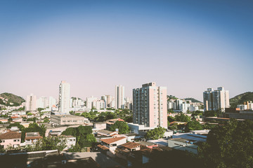 Fototapeta na wymiar Paisaje de Vitoria ES Brasil ciudad con arboles en medio