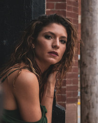 Fototapeta premium Beautiful young woman model on Kansas City Streets