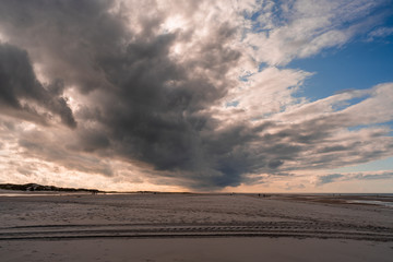 Fototapeta na wymiar Dämmerung, Sonnenuntergang am Strand, Meer, Nordsee, Amrum, Sylt. Dramatischer Himmel