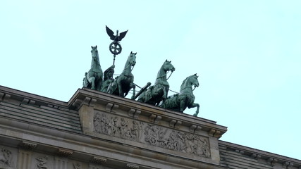 Fototapeta premium close up side view of the brandenburg gates's quadriga in berlin