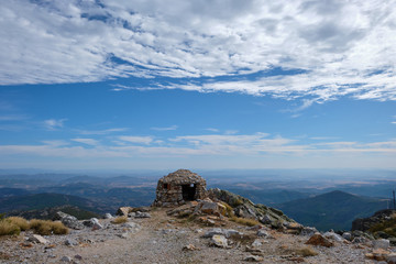 Fototapeta na wymiar Former shepherd's cabin at the peak of Las Villuercas, Extremadura region, highest point in the region, next to the town of Guadalupe