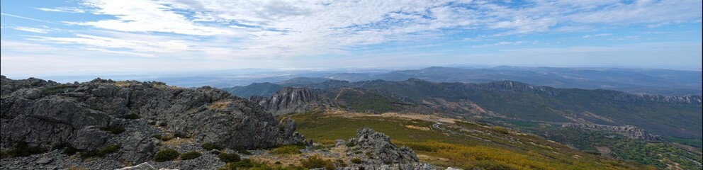 View from the peak of Las Villuercas, region of Extremadura, highest point in the region, next to the town of Guadalupe - obrazy, fototapety, plakaty