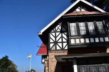 インドのヒマラヤ山岳地帯　シムラーの街並み　伝統的な住居とインド国旗