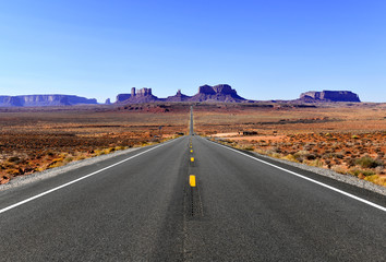 Road into the red rock desert landscape of Monument Valley, Navajo Tribal Park in the southwest USA in Arizona and Utah - 302565859