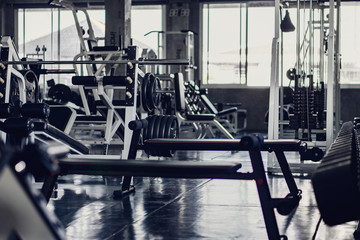 interieur achtergrond van kamer in sportschool of fitnesscentrum volledig uitgerust met bodybuilding apparatuur en machines