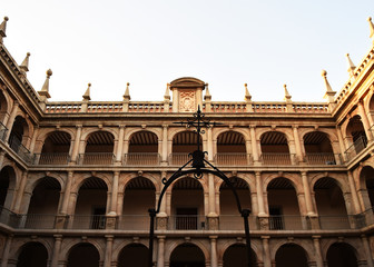 Fototapeta na wymiar patio de un palacio historico español