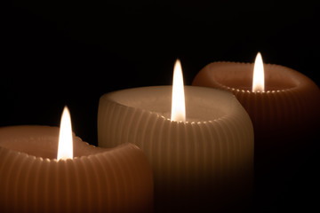 Paląca się świeczka, zbliżenie na płomień