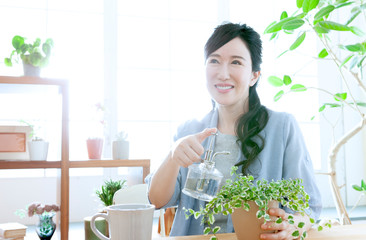 植物に水をやるミドル女性
