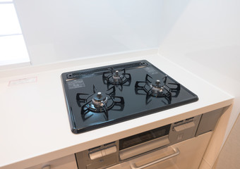 住宅　キッチン　3口コンロ