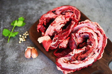 Obraz premium Lean meat beef butcher grilled barbecue / Fresh raw meat beef for grill with spices garlic on wooden cutting board and black backgroun