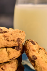 tazón de galletas con leche 