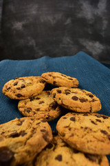 tazón de galletas con leche 