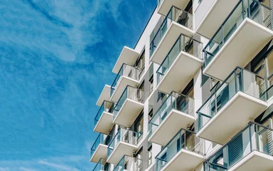 Foto op Plexiglas Detail of Modern residential apartment flat building exterior. Fragment of New luxury house and home complex. Part of City Real estate property and condo architecture. Copy space. Blue sky © Roman Babakin