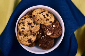 tazón de galletas con leche 