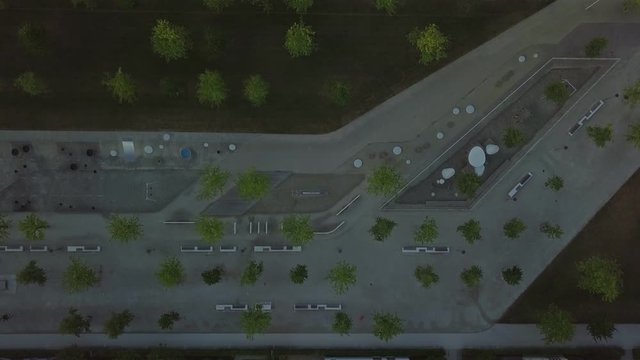 Aufschwenk &uuml;ber M&uuml;nchner B&uuml;ros bis hin zum wundervollen Alpenpanorama