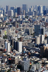 首都高速と都市部の高層ビル群