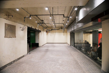 古いビルの地下の空き空間、ギャラリー、カフェ