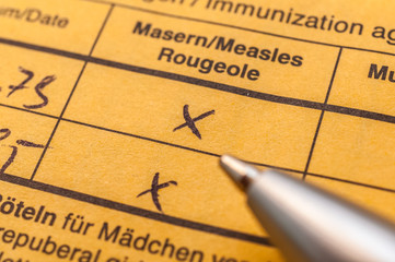 Impfbuch Masern Impfpflicht - obrazy, fototapety, plakaty