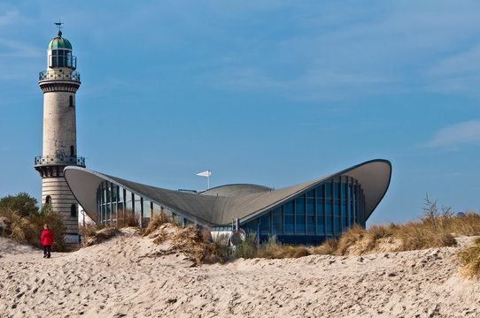 Urlaub an der Ostsee Teepott Warnem&uuml;nde und alter Leuchtturm
