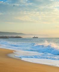 Obraz premium ocean beach fishing ship Portugal