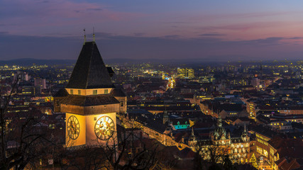 Weihnachten in Graz- Uhrturm mit Rathaus und Landtag im Hintegrrund bei Nacht aber ohne Schnee