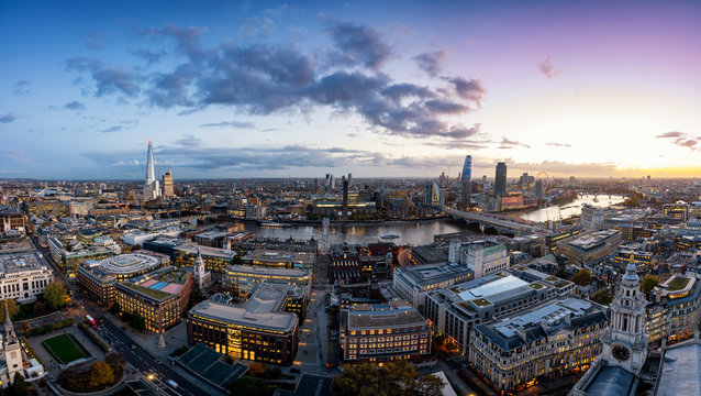 Weites Panorama der beleuchteten Skyline von London am Abend nach Sonnenuntergang, Gro&szlig;britannien