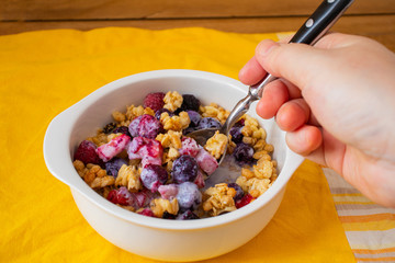 フルーツグラノーラをスプーンで掬う