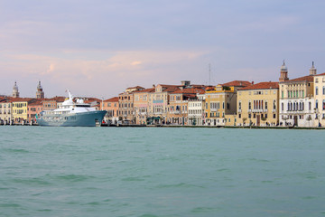 Fototapeta na wymiar Paesaggio urbano di Venezia