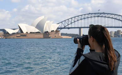 Frau fotografiert die Oper in Sydney