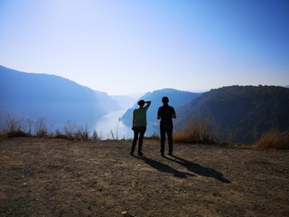 Obraz premium couple walking in mountains