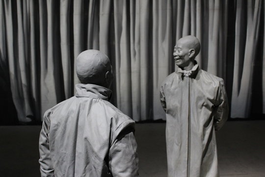Sculture persone che ridono