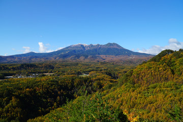 九蔵峠から眺めた御嶽山と紅葉