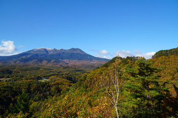 Fototapeta na wymiar 九蔵峠から眺めた御嶽山と紅葉