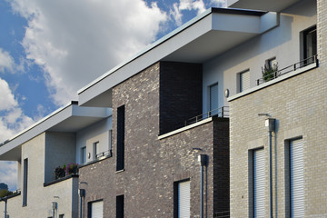 Fassade eines modernen neu gebauten Mehrfamilien-Wohngebäudes mit Vorsatz-Verklinkerung