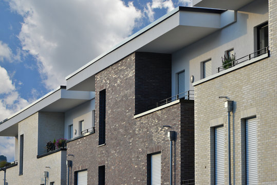 Fassade eines modernen neu gebauten Mehrfamilien-Wohngeb&auml;udes mit Vorsatz-Verklinkerung