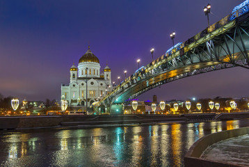 Fototapeta na wymiar Cathedral of Christ the Savior and the bridge over the river in Moscow at night