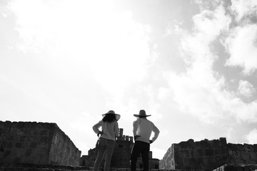 Fototapeta na wymiar Exploradores Ruinas arqueológicas edzna campeche mexico