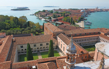 Blick auf die Insel Guidecca in Venedig vom Turm der Kirche San Giorgio Maggiore