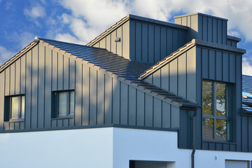 Stehfalz-Metall-Fassadenverblendung des Dachgeschosses - obrazy, fototapety, plakaty