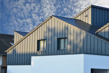 Stehfalz-Metall-Fassadenverblendung des Dachgeschosses