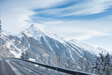 Bergstraße mit verschneitem Berggipfel im Zillertal in Tirol