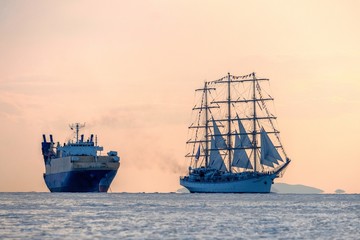 Fototapeta premium ship in the sea at sunset