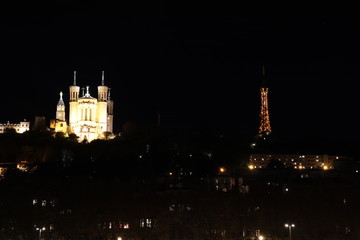 Fototapeta na wymiar La Basilique de Fourvière et la Tour Métallique de Fourvière dans la ville de Lyon - Vue de nuit - Département du Rhône - France