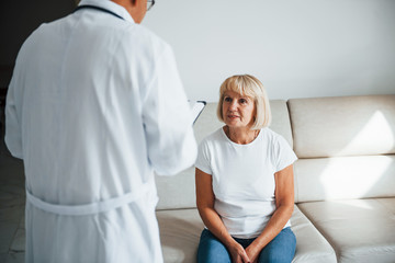 Obraz premium Senior woman have consultation in the clinic by the male doctor