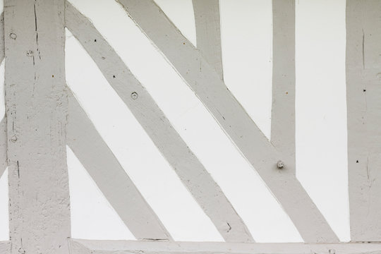 Mur de maison avec colombages gris 