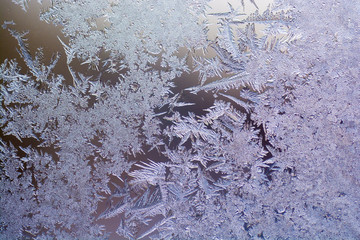 冬の寒い日の窓の霜