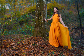 Naklejka premium Teenager in yellow dress