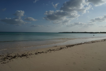 沖縄の美しいビーチと雲